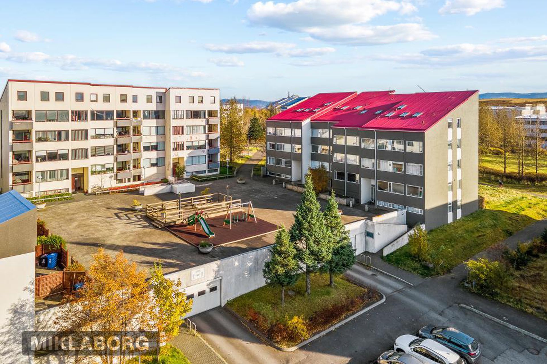 Tatuirovka bilan yalangoch qiz Katta Dick ajoyib fotosini onlayn anus teshdi